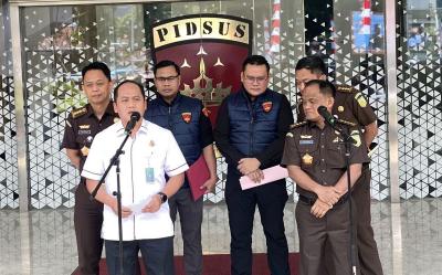 Investigators also searched a Bandung house allegedly owned by suspect NH in the case involving 74 kg of gold and Rp543 billion