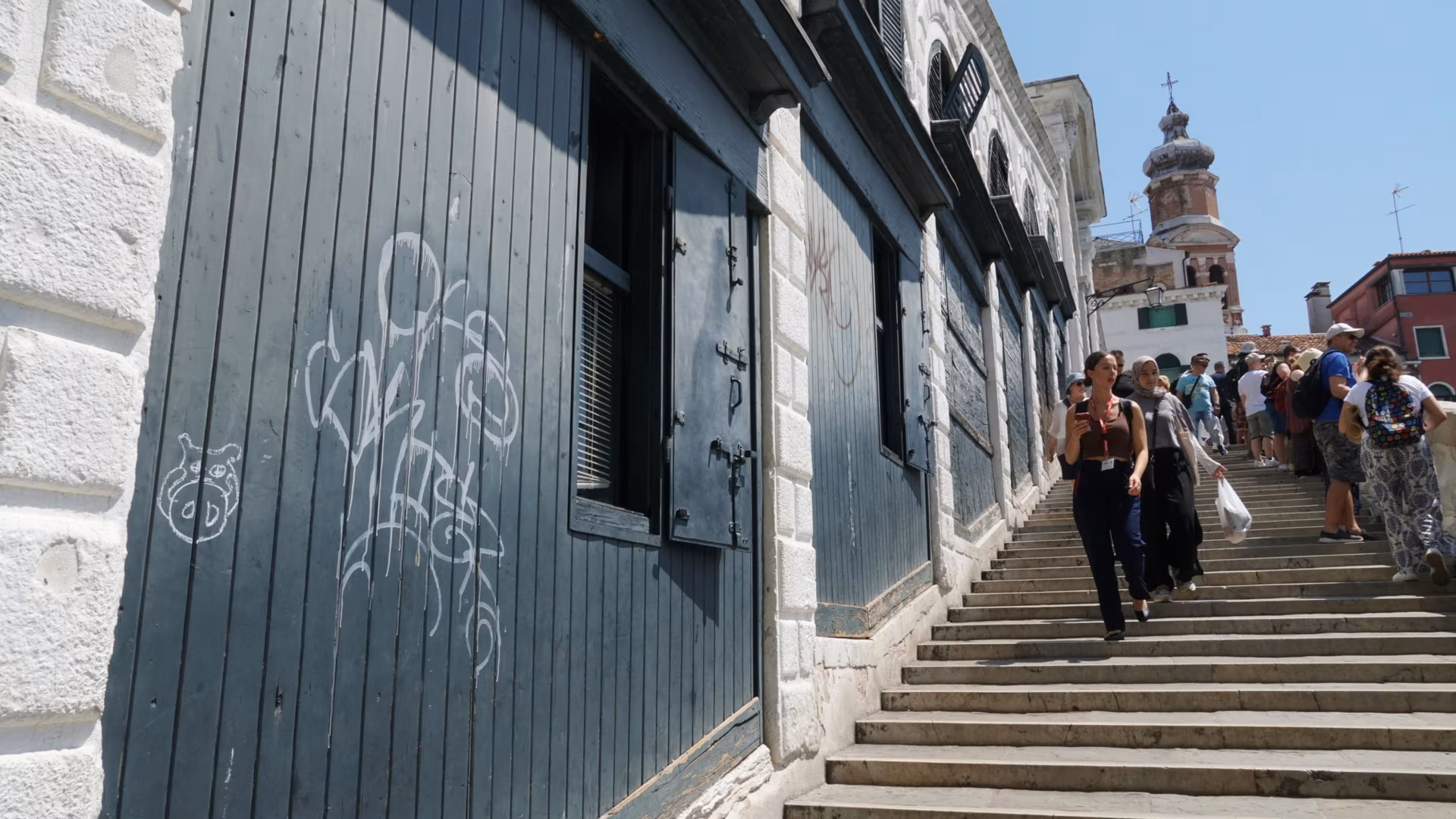 City wants money - Three tourists sprayed Rialto Bridge with paint