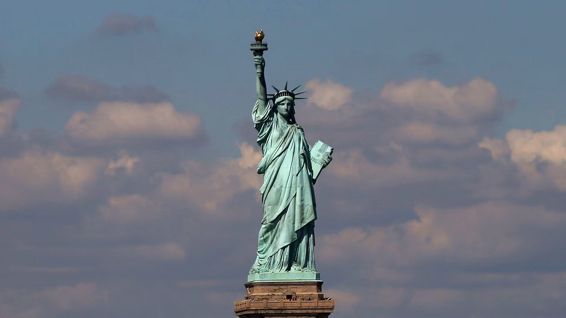 Boat capsizes near Statue of Liberty – woman and child die