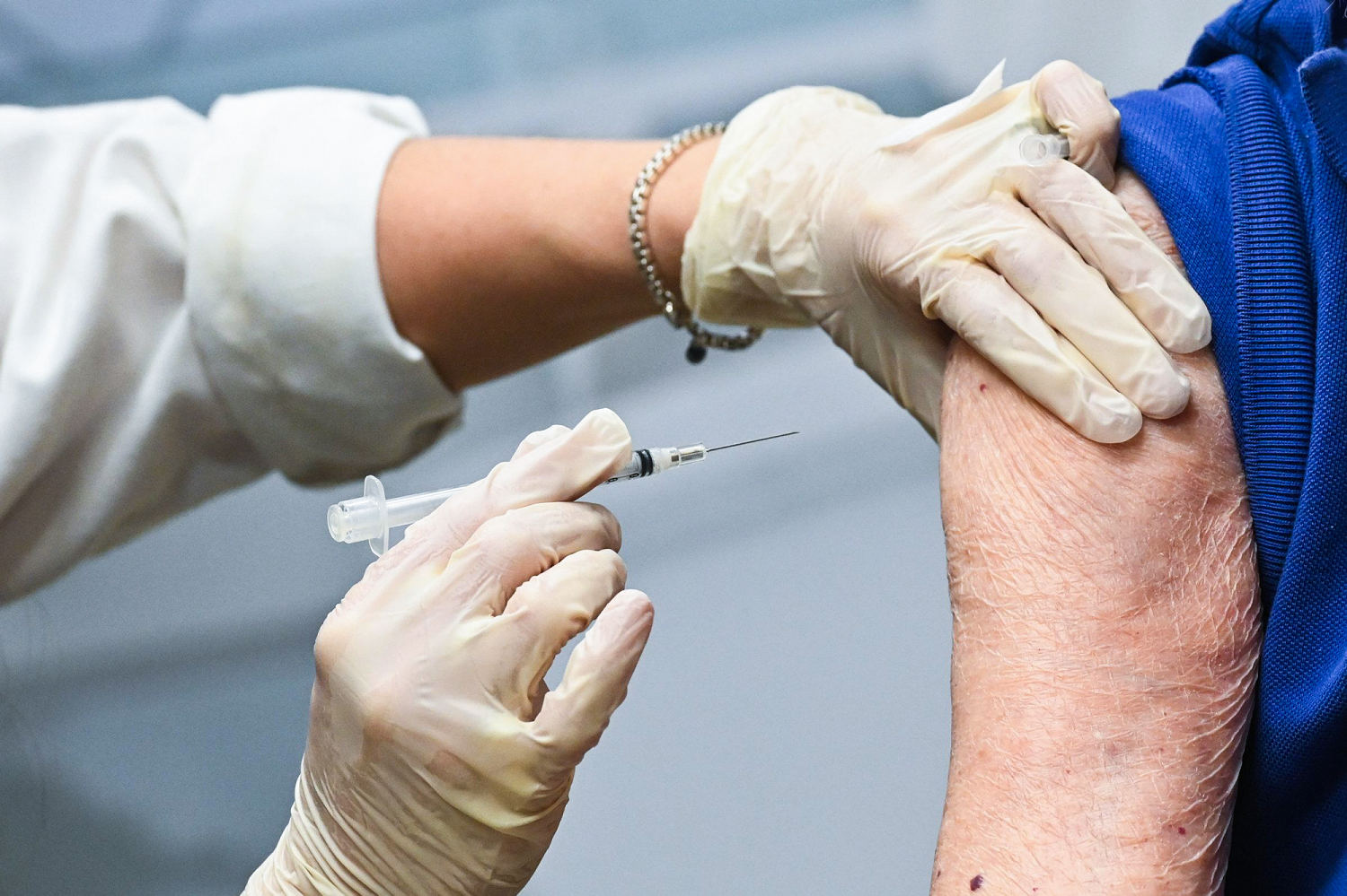 US FDA approves first mRNA flu shot from Moderna