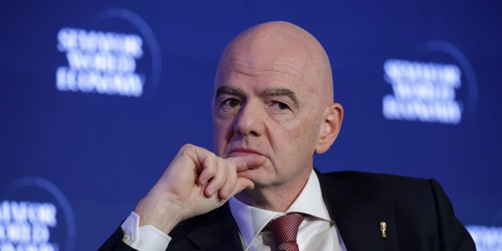 Gianni Infantino announced Friday the decision to abandon the criticized proposal to bring private equity into the tournament
