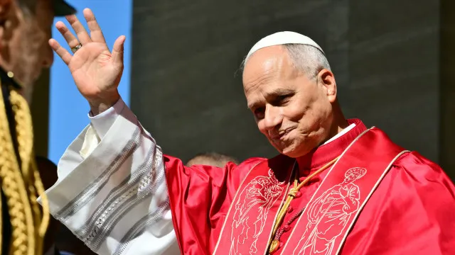 Pope warns against "idolatria" that corrupts political and economic projects