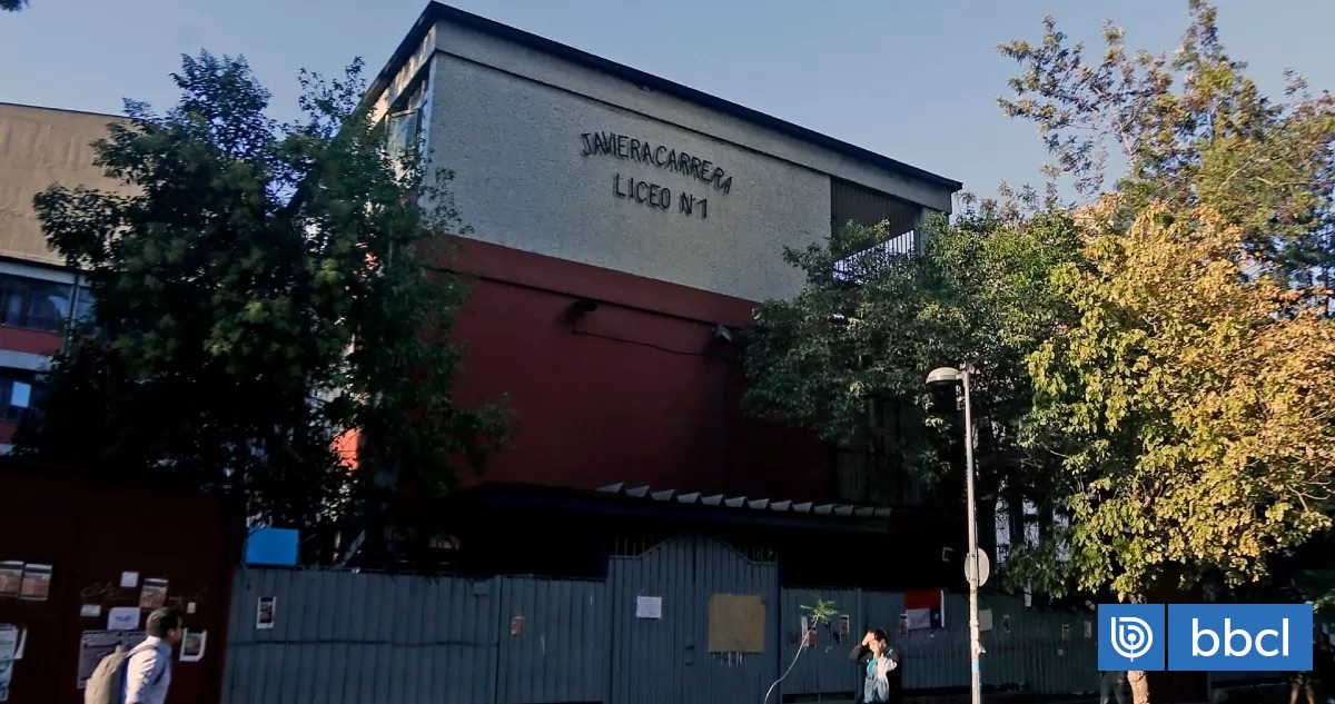 Slep pleads for illegal occupation and forced retention in Liceo 1 Javiera Carrera de Santiago