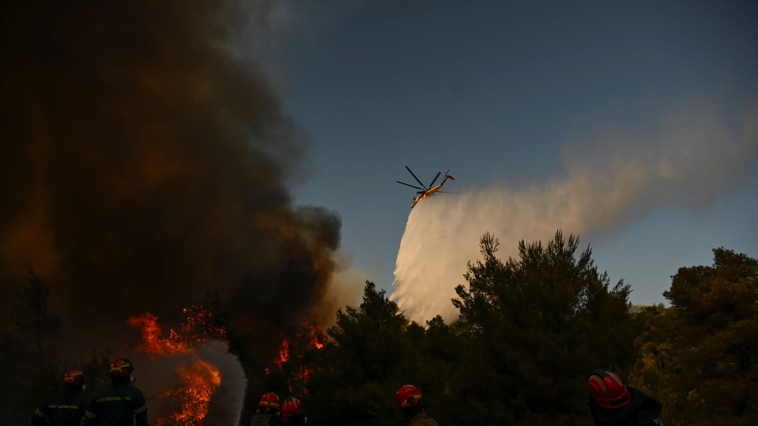 Collision in the air: Two extinguishing helicopters crash in forest fire near Athens