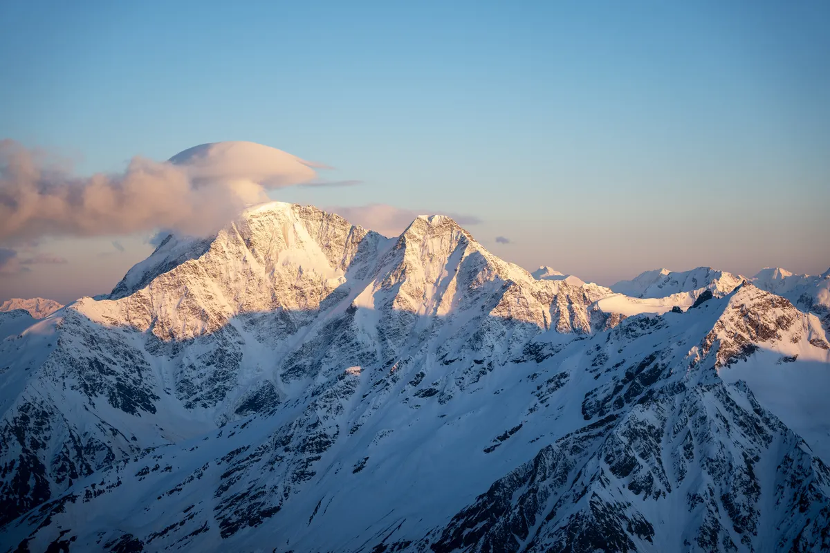 A strong blizzard with low temperatures and poor visibility struck the group at over 5,100 meters, killing five experienced alpinists
