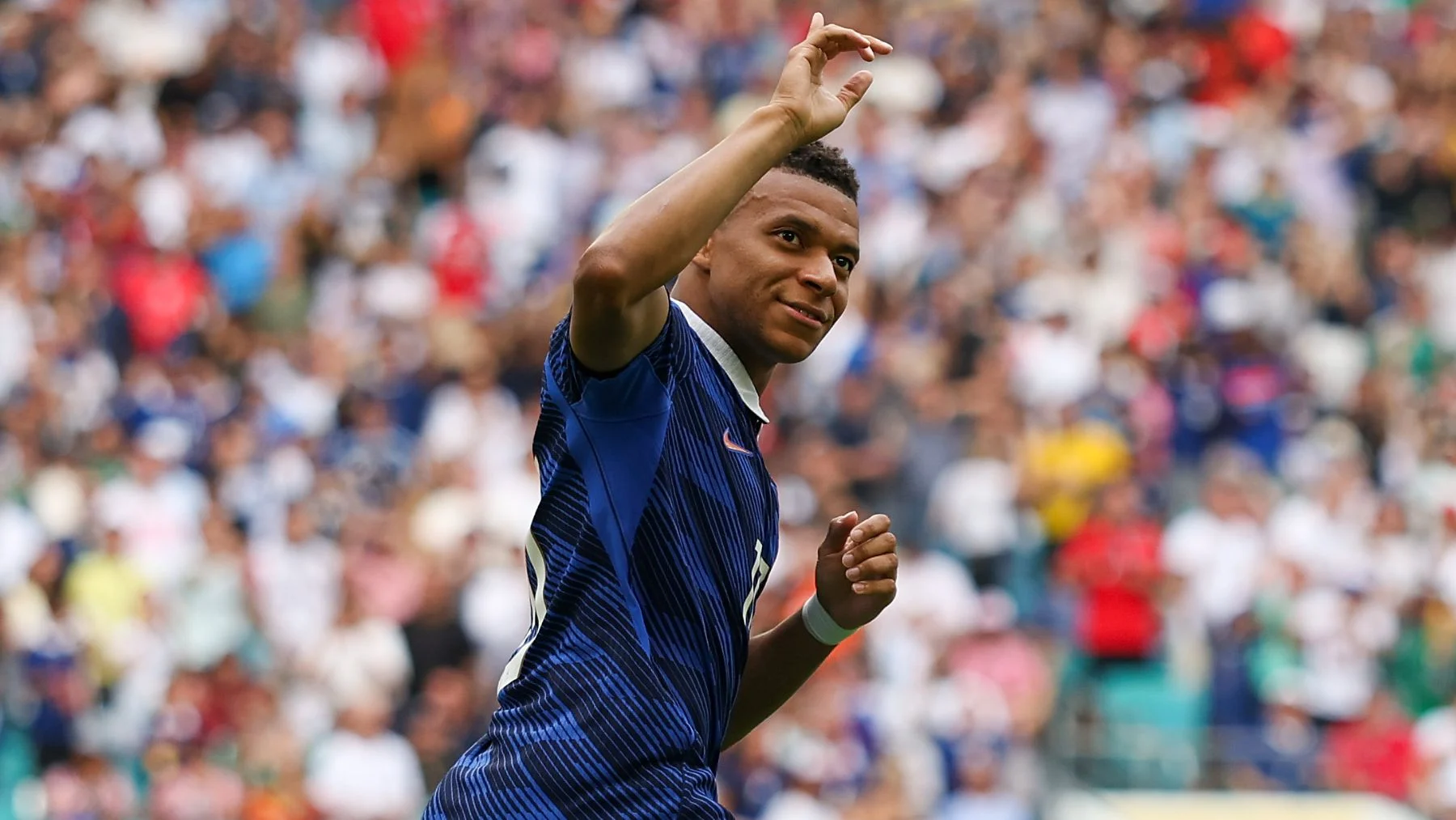 Mbappé unleashes France's reaction and bites Messi before the final: double against England