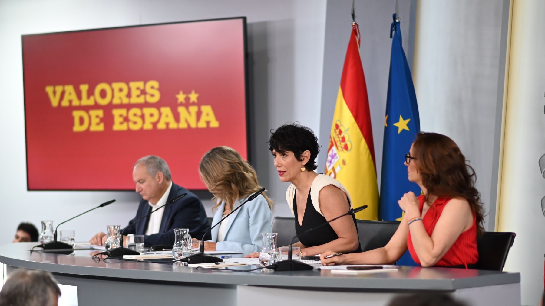 Government maintains confidence in Zapatero and avoids valuing "different versions" of accused in Plus Ultra