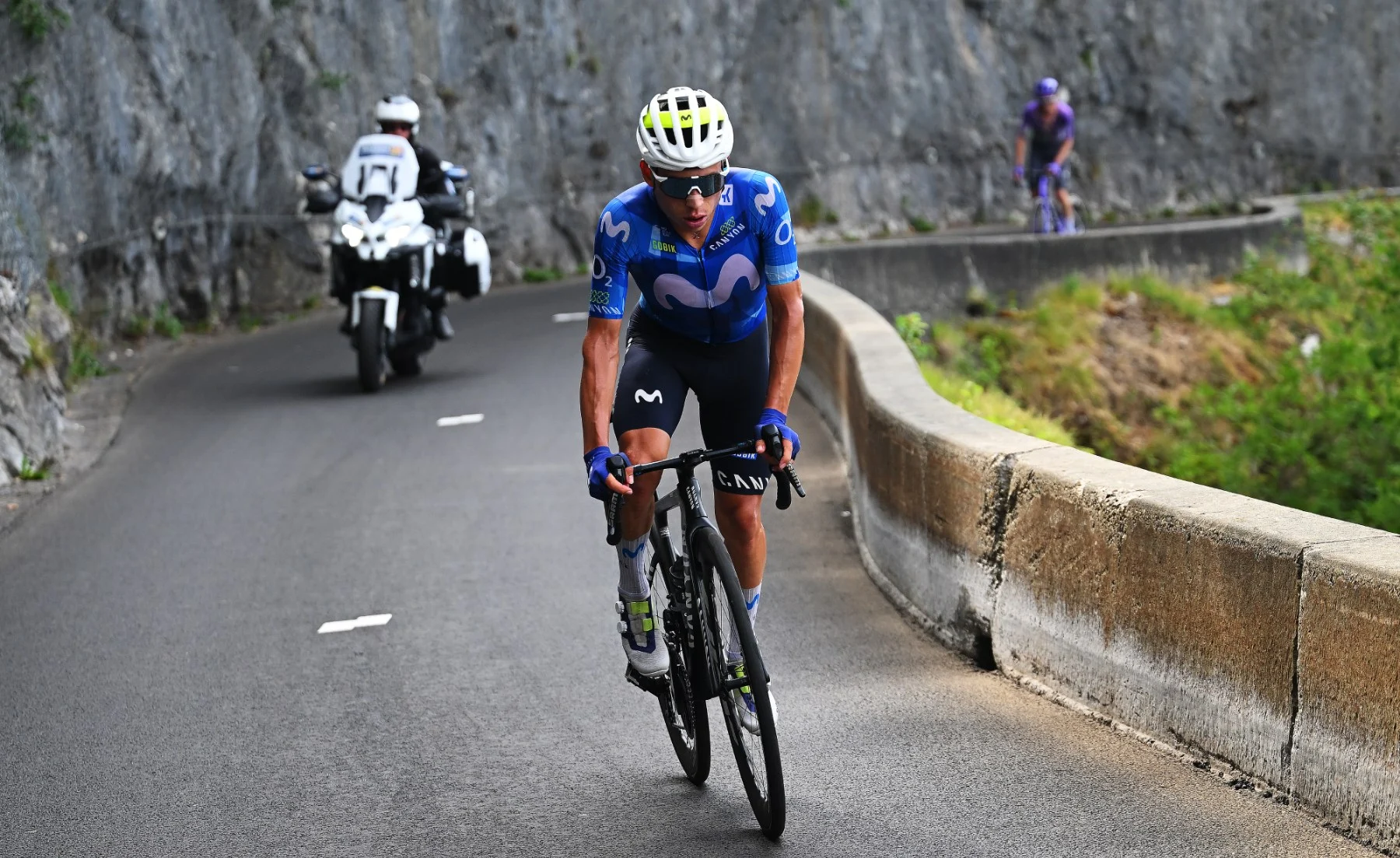 Einer Rubio leaves the Tour and receives 20 stitches after crashing into the UAE car in Alpe d'Huez