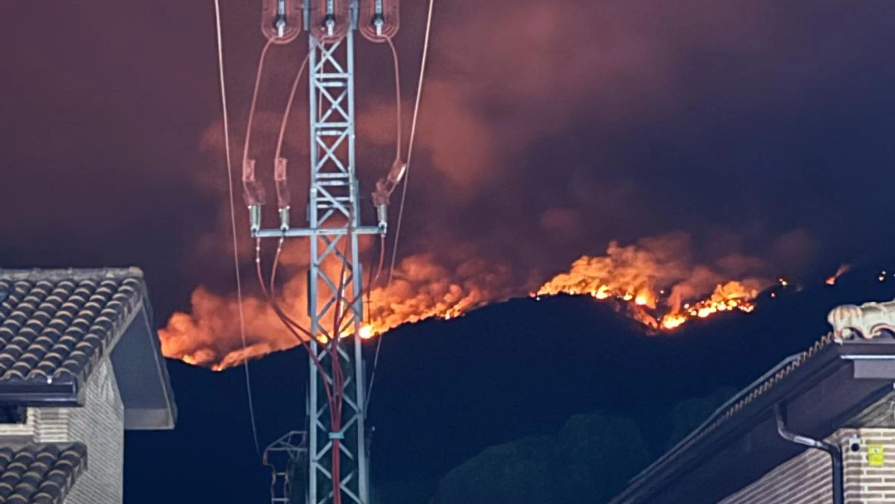 The fires in Madrid and Ávila force the evacuation or confinement of 100,000 people already.