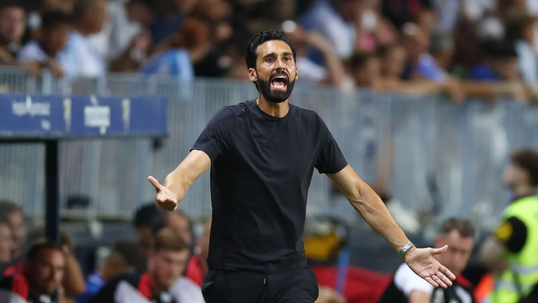 Arbeloa sees the red, the Fulham retires... and the Málaga wins after throwing a penalti without br doorman