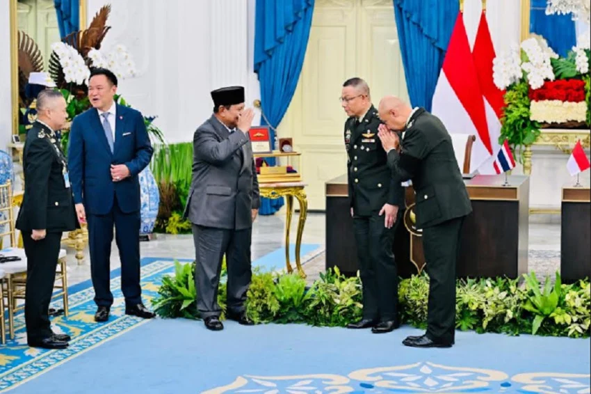 Thai PM Anutin Charnvirakul presented the honor during a visit to the Merdeka Palace in Jakarta on Monday
