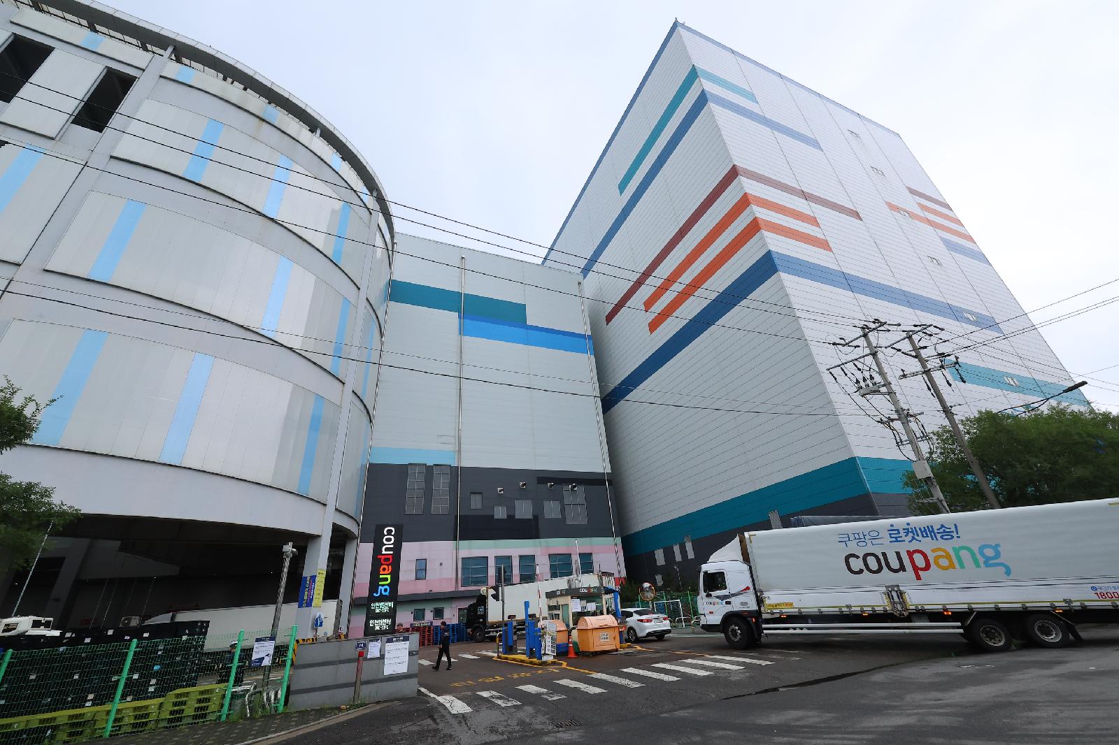The fire started in a freezer warehouse on the 6th floor of Coupang's 15th logistics center in Incheon at around 6:55 a.m. on the 23rd