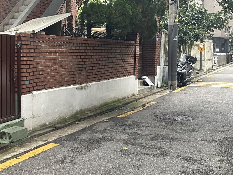 In Gangseo-gu, Seoul, residents rushed to help a high school girl attacked with a weapon, overpowering the teenage suspect
