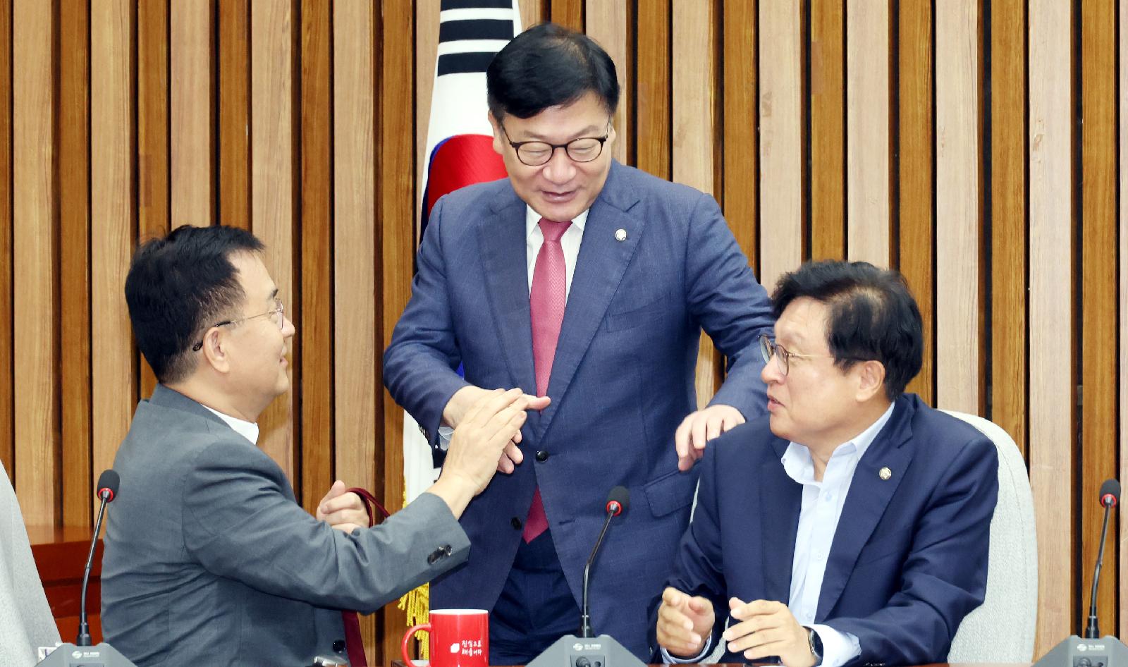 Chung Jeom-sik said he personally favors leniency for Kwon Young-jin, who grabbed his collar over committee assignments