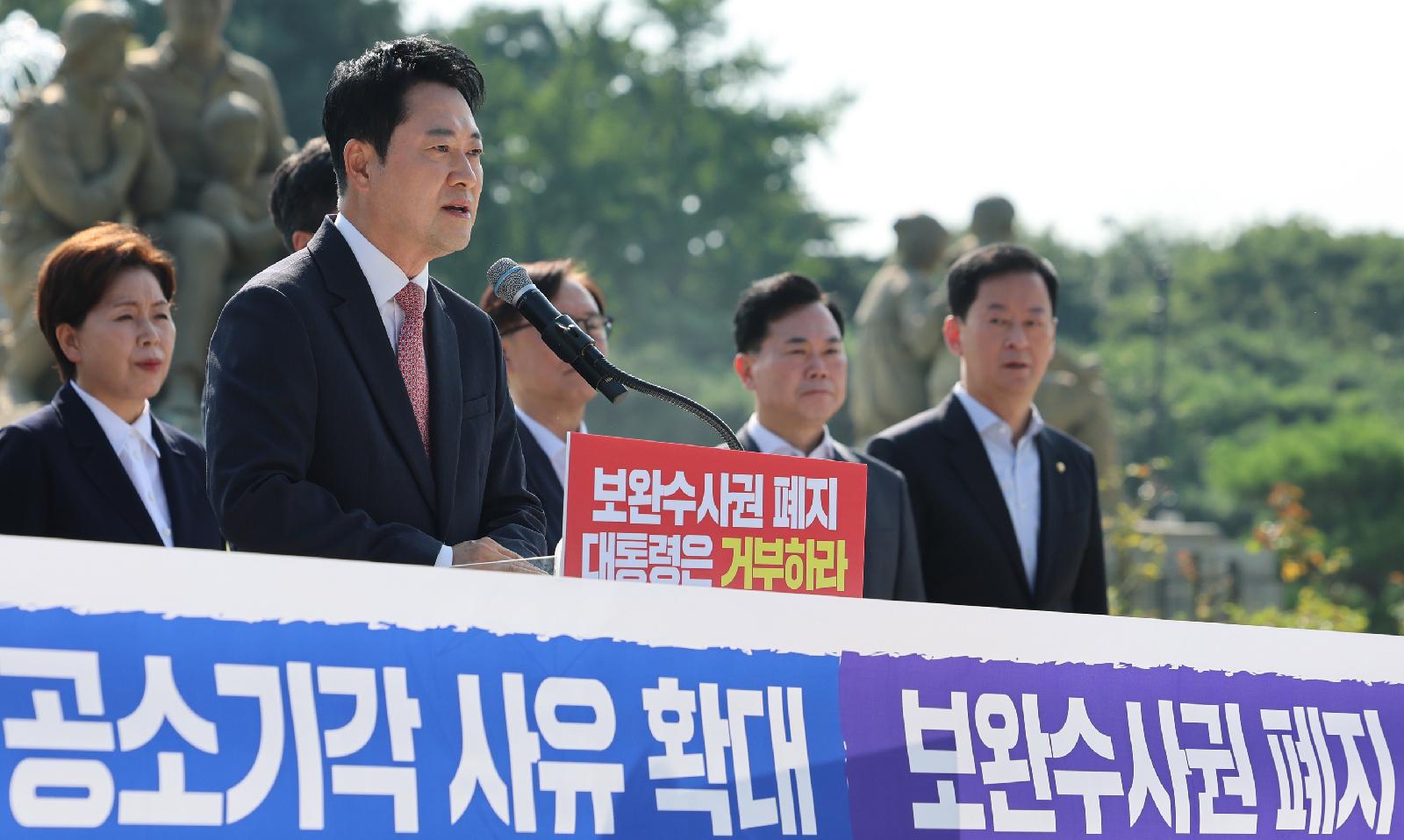 Party leader Lee Jun-seok says scrapping supplementary investigation rights would disarm the weak and contradict the president