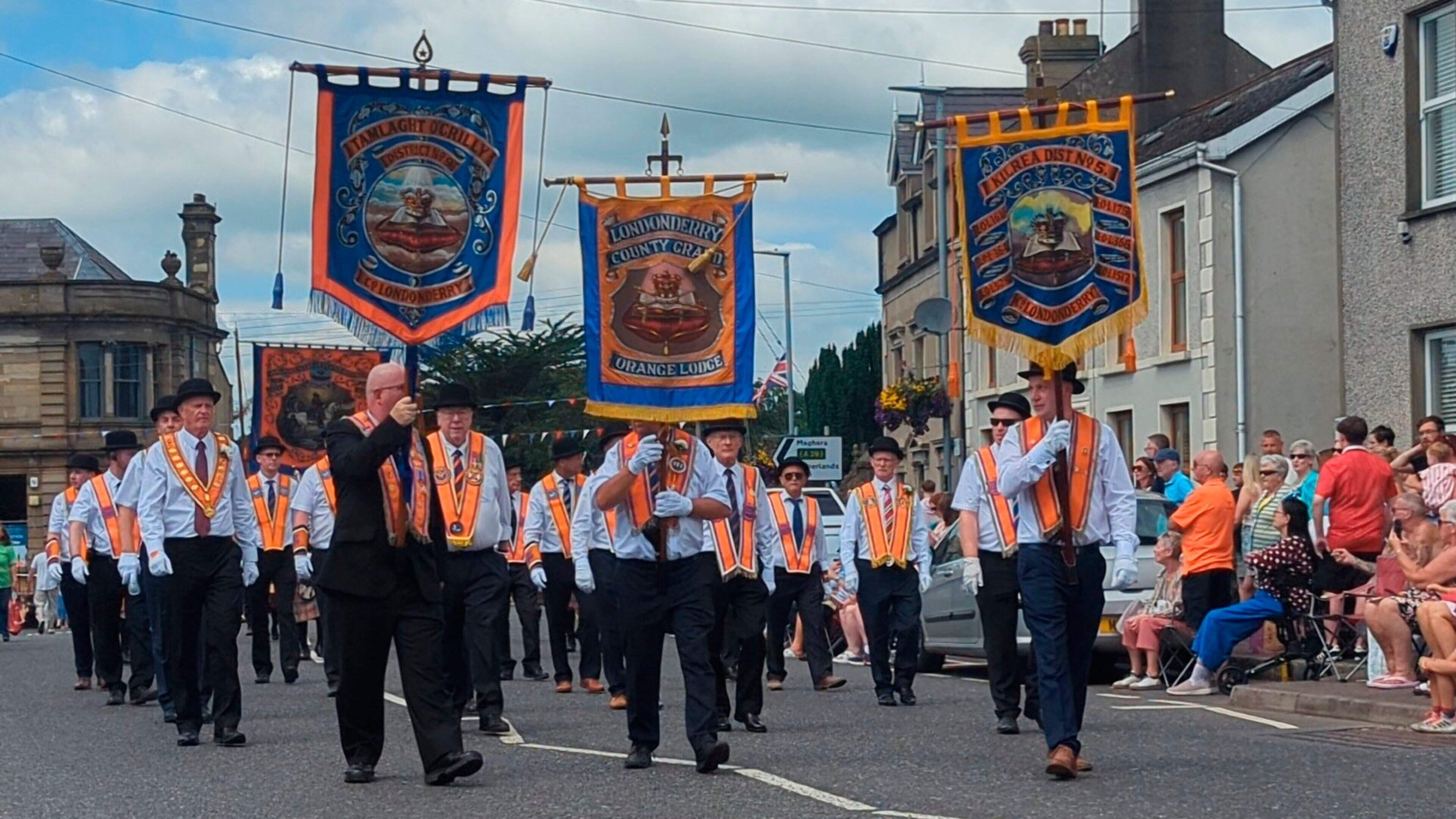 Sweltering heat can’t keep crowds away as hundreds watch bands march through Kilrea