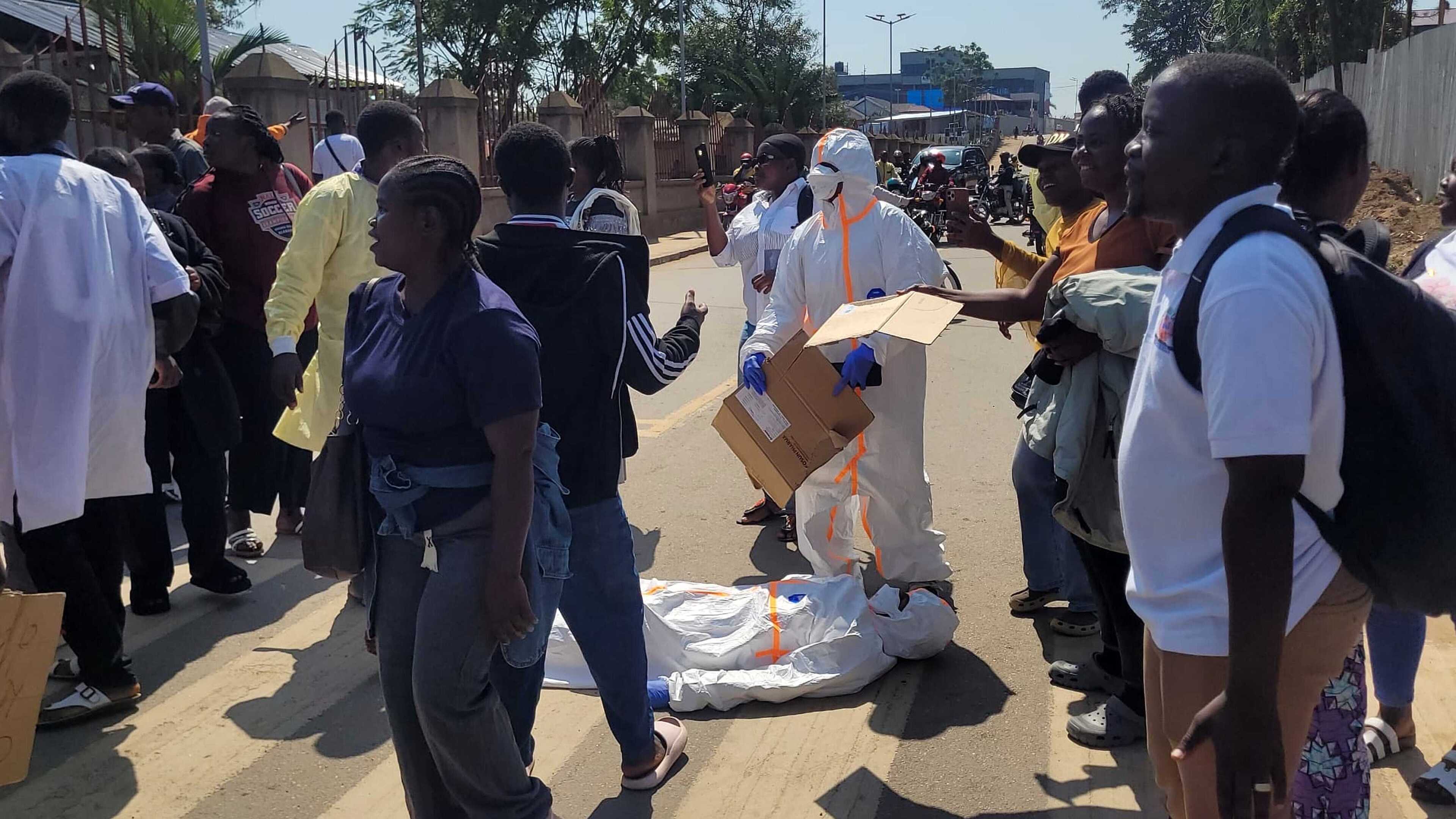 DR of Congo monitors boat passengers after traveller dies with Ebola symptoms