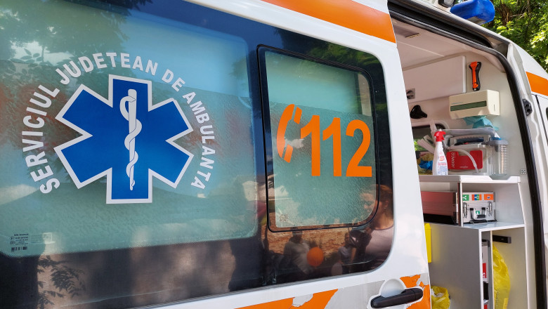 Driver injured in eye by glass shards, hospitalized and operated on in Cluj-Napoca after mob blocked ambulance in Recea-Cristur