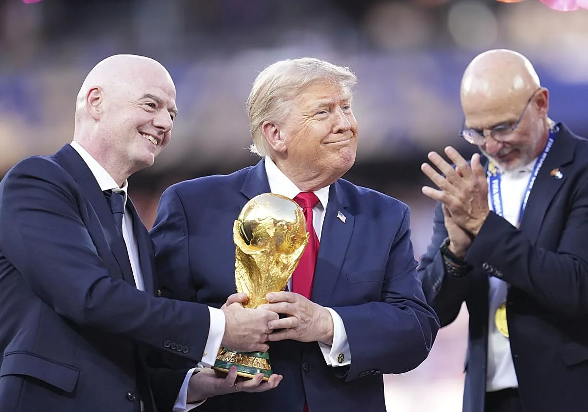 Trump causes a stir: boos and photobomb with the cup