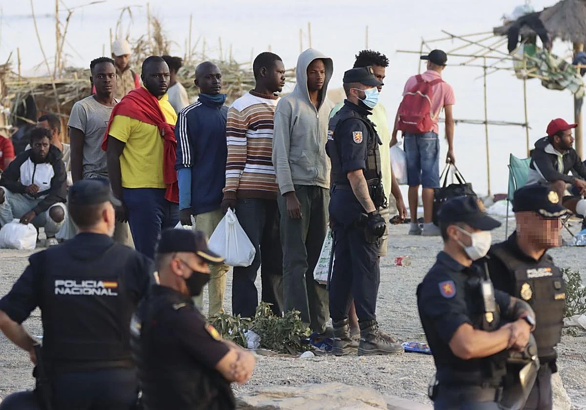Police evict 4,000 immigrants from the Trampoline beach in Ceuta