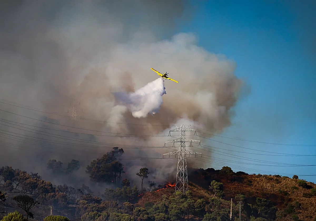 Two districts of Barcelona City confined and 35 neighbors evicted by a fire in Collserola