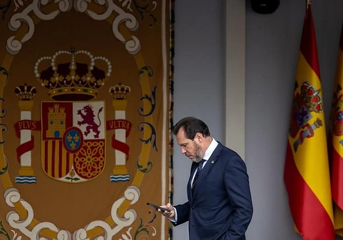 Óscar Puente, "indignado" with the "offensive" photo of the King with journalist Javier Negre