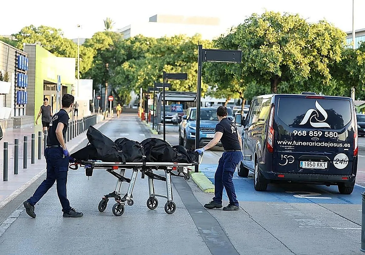 A man kills his wife in a mall in Murcia and manages to run away
