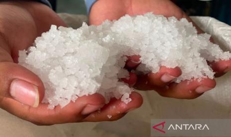 OJK Cirebon Helps Salt Farmers Access Financing According to Harvest Season