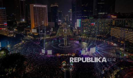 The event featured music, Betawi-themed installations, a light show, video mapping, and the launch of the 5-century Jakarta logo