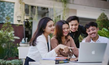 Entry Salary, Piling Tasks: Financial Strategies for Working Students