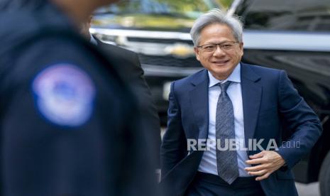 Huang highlighted that artificial intelligence is generating a new wave of professional roles, offering around 8,000 jobs