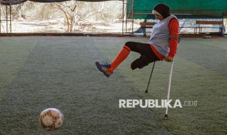Losing Legs Due to War, Palestinian Woman Rises Through Football
