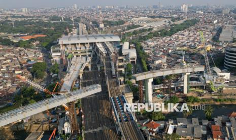 Last Girder of LRT Jakarta Phase 1B Above DDT Manggarai Connected