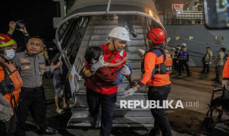 The passengers arrived at Tanjung Perak Port on Monday after being rescued by the cargo ship Meratus Pematang Siantar