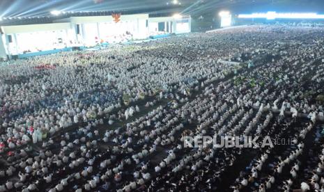 Minister of Religious Affairs and Habib Syech Lead National Dhikr and Prayer at Monas