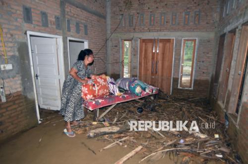 Flash Floods Hit Padang, Residents Begin Cleaning Homes from Mud Deposits