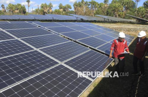 IESR Reveals Obstacles to 100 GW Solar Power Plant Target