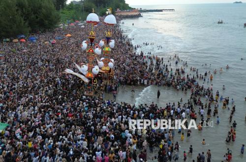 Two Tabuik were paraded to the sea by Nagari Pasa and Subarang groups at Gandoriah Beach