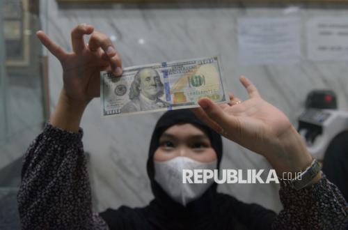 The Indonesian rupiah continued its decline above Rp 18,000 per US dollar, closing weaker on the day of the resignation announcement