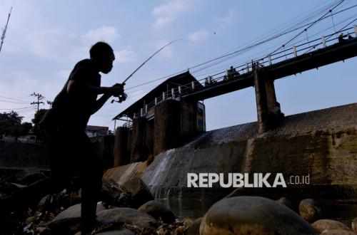 As Katulampa Dam Recedes, Residents Find New Space on the Riverbed