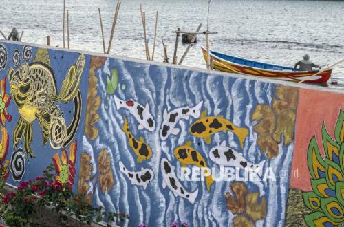 Tambaklorok Residents Beautify Coastal Embankment with Environmental-Themed Murals