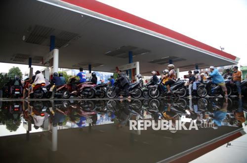 Fuel queues snake in North Sumatra, Pertamina adds 30 tanker trucks.