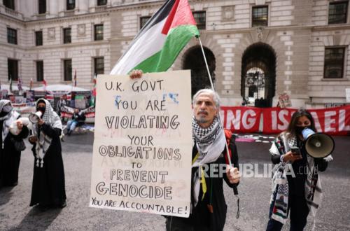 More than 20 British celebrities hold a charity auction for scholarships for Gaza students