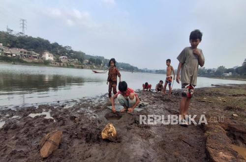 Children's Playground at Shrinking Situ Ciburuy During Dry Season