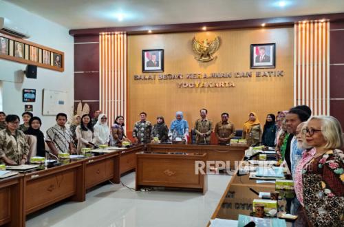 Dozens of Residents Receive Training to Improve Technical Competence of Batik Craftsmen in Yogyakarta