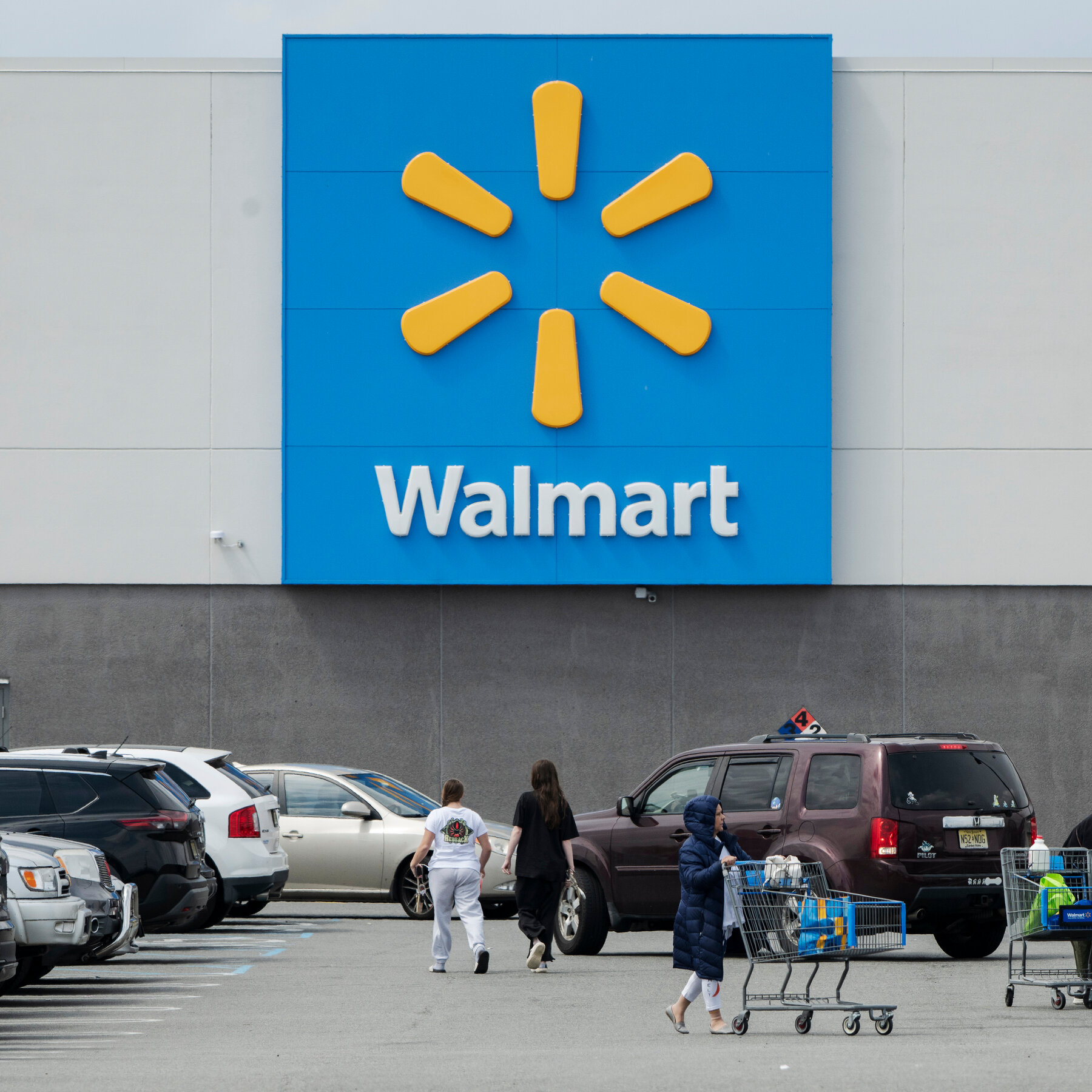 Walmart Posts Slowest Sales Growth in Years as Americans Tighten Wallets