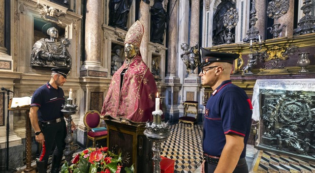 San Gennaro, movie theft. He steals the miter and attempts to escape: «The hat is mine»