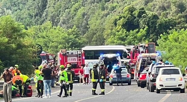 Pregnant on the Rieti-Terni, five dead and 27 injured 3 severe in the clash between coaches, campers and cars