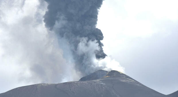 Etna, lava fountain and volcanic cloud from Voragine, hijacked flights