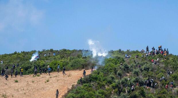 Charges and tear gas, Rabat blocks hundreds of migrants to Ceuta